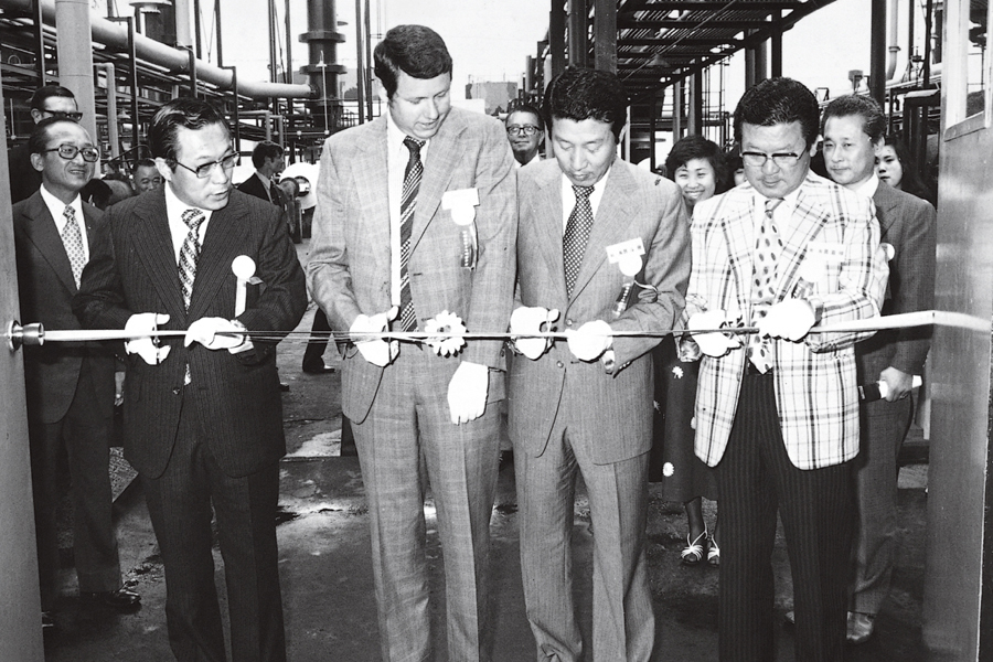 1978년 6월, 구자경 회장(오른쪽)이 럭키콘티넨탈카본(현 LG화학에 합병) 부평공장 3차 확장공사 준공기념 테이프를 커팅하는 모습