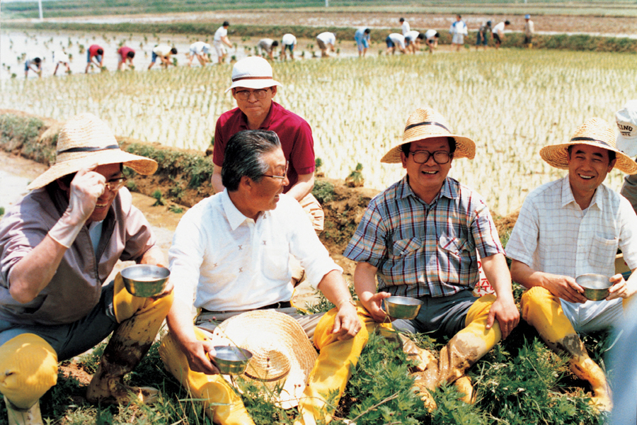 1987년 5월, 구자경 회장(오른쪽 두번째)이 전경련 회장단과 함께 농촌 모내기 일손을 돕는 모습