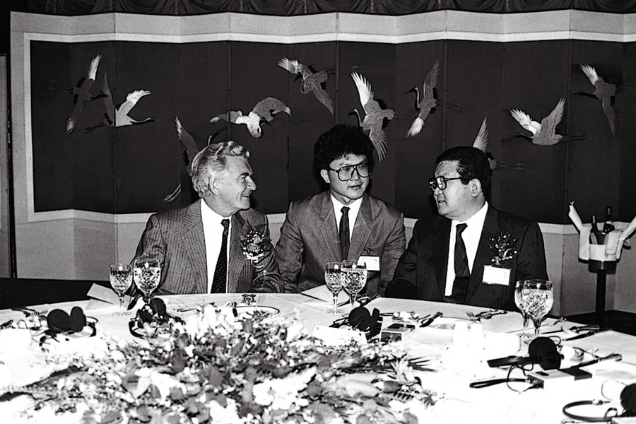 1989년 1월, 구자경 회장(오른쪽)이 로버트 호크 호주수상 초청 경제단체장 오찬 간담회에서 대화를 나누고-있다
