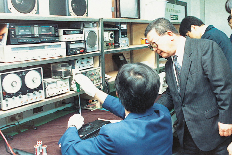 1990년 6월, 구자경 회장(가운데)이 금성사 고객서비스센터를 찾아 직원들의 애로사항을 듣고 격려하고 있는 모습