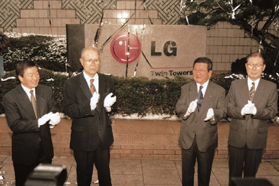 구본무 회장은 부회장 시절 럭키금성에서 LG로의 CI 변경을 주도했다. 1995년 1월 LG CI 선포식을 마친 뒤 당시 구자경 회장(왼쪽 세 번째)과 구본무 부회장(왼쪽 첫 번째)이 LG트윈타워 표지석 제막식을 하고 있다.