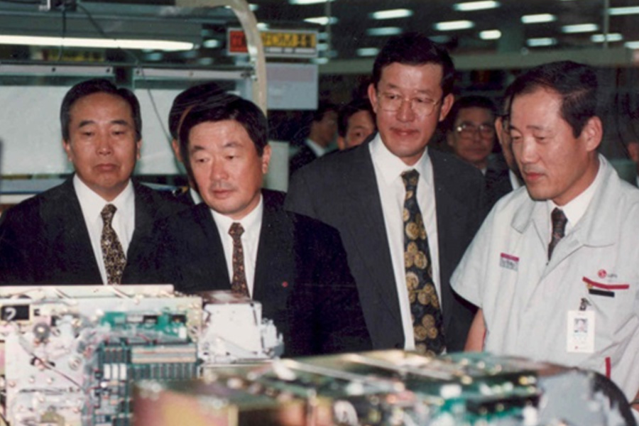 1995년 10월 구본무 회장(왼쪽 두 번째)과 허창수 당시 LG전선 회장(세 번째)이 LG전자 평택공장을 찾아 라인을 점검하고 있다.