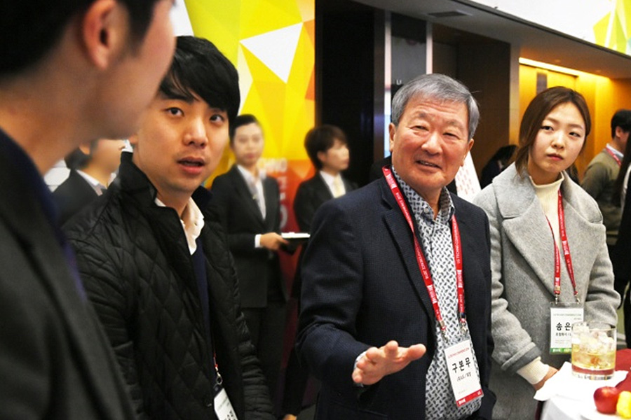 구본무 회장은 우수 인재 확보를 위해 R&D 석박사 인재들과 직접 만나 LG의 비전을 설명하기도 했다. 2016년 2월 LG테크노콘퍼런스에서 대학원생들과 함께 대화하는 모습