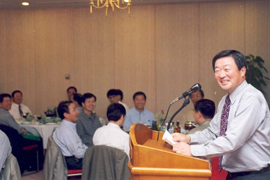구본무 회장은 직원들과 격의 없이 소탈하게 어울리며 배려와 소통을 실천했다. 사진은 1998년 임원초청 간담회 모습