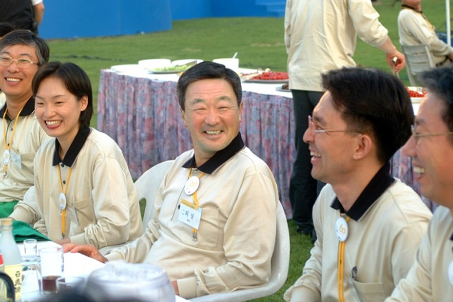 구본무 회장은 직원들과 똑같이 행사로고가 새겨진 티셔츠를 입고 함께 어울렸다. 2002년 5월 구본무 회장(가운데)이 직원들과 대화를 나는 모습
