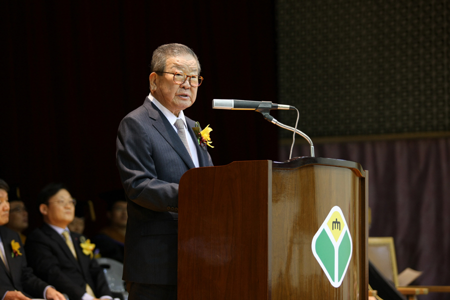 2012년 2월 구자경 회장이 연암대학교 학위수여식에서 인사말을 하고 있다