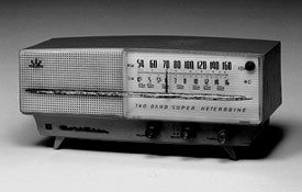 금성사, <GoldStar> 상표를 부착한 국내 최초의 국산 라디오 <A-501> 생산